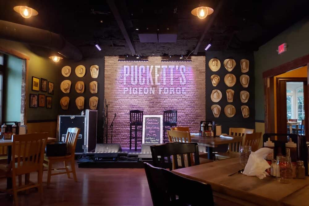 puckett's music stage in pigeon forge